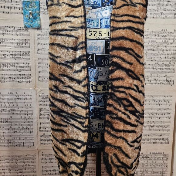 Vintage Hollywood Fur Vest Reversible Animal Print Black Brass Gold - Picture 12 of 12